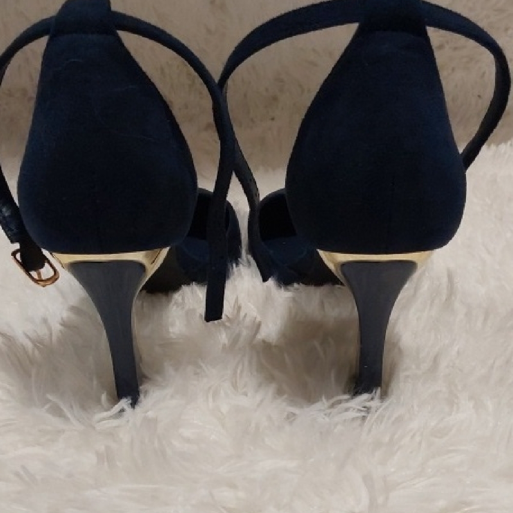 Women's Closed-toe Heels - Picture 4 of 7